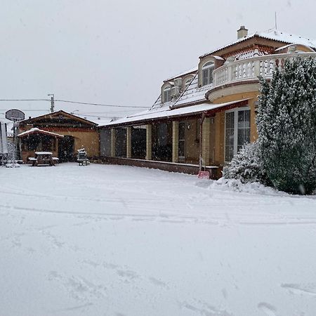 Ambrozia Guesthouse นาชคานีจา ภายนอก รูปภาพ