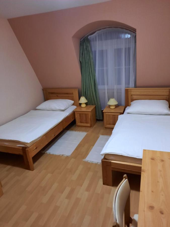 Ambrozia Guesthouse นาชคานีจา ภายนอก รูปภาพ