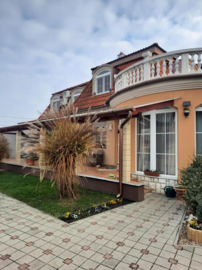 Ambrozia Guesthouse นาชคานีจา ภายนอก รูปภาพ