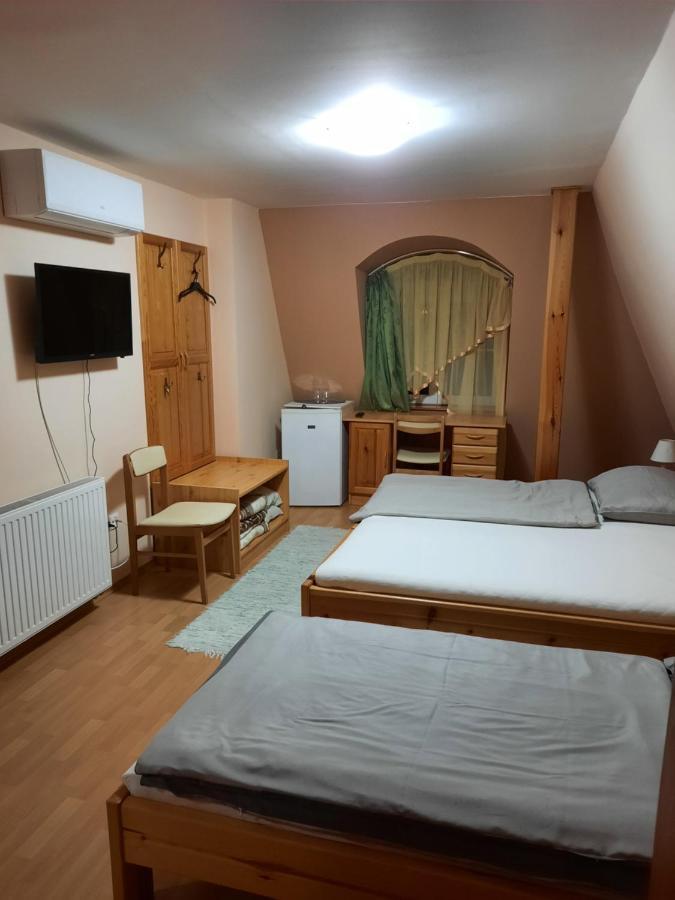 Ambrozia Guesthouse นาชคานีจา ภายนอก รูปภาพ