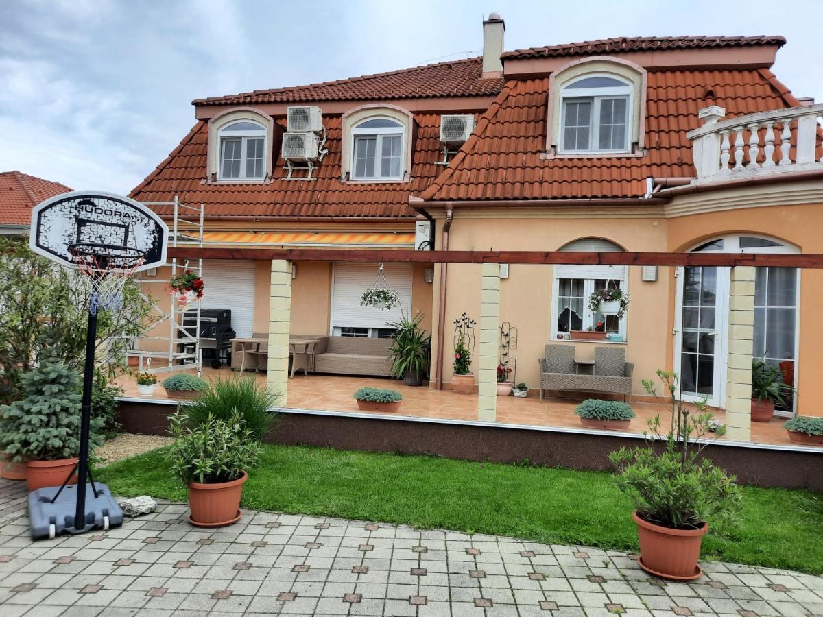 Ambrozia Guesthouse นาชคานีจา ภายนอก รูปภาพ