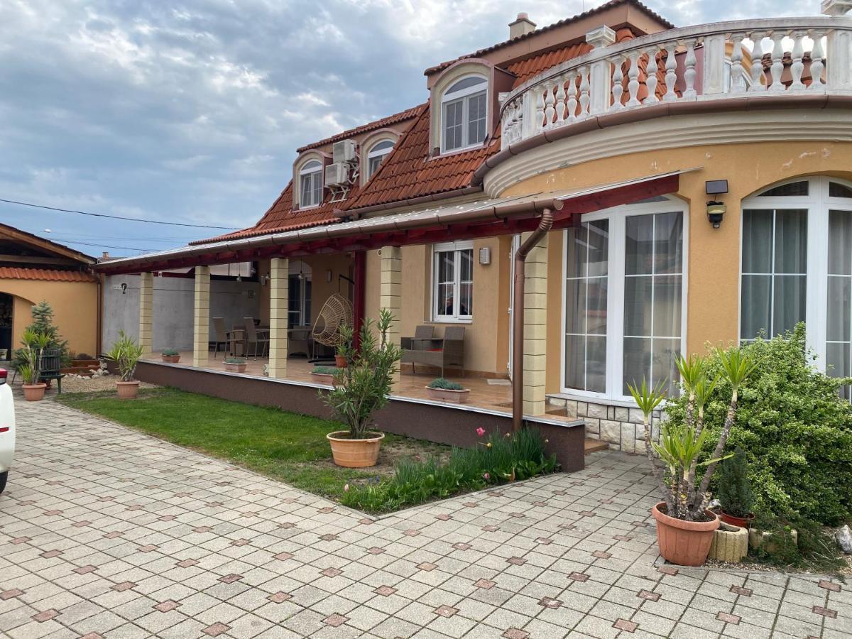 Ambrozia Guesthouse นาชคานีจา ภายนอก รูปภาพ
