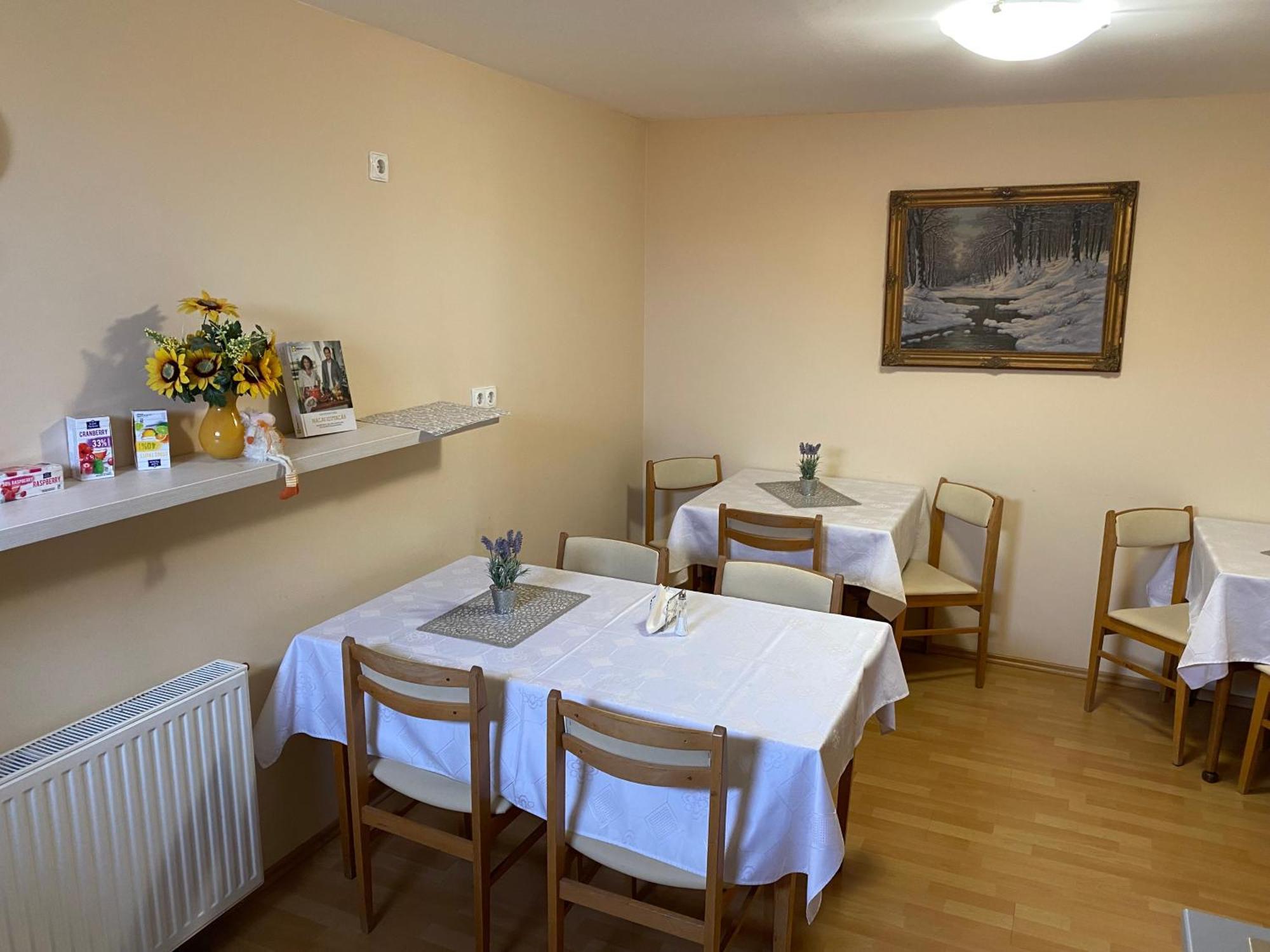 Ambrozia Guesthouse นาชคานีจา ภายนอก รูปภาพ
