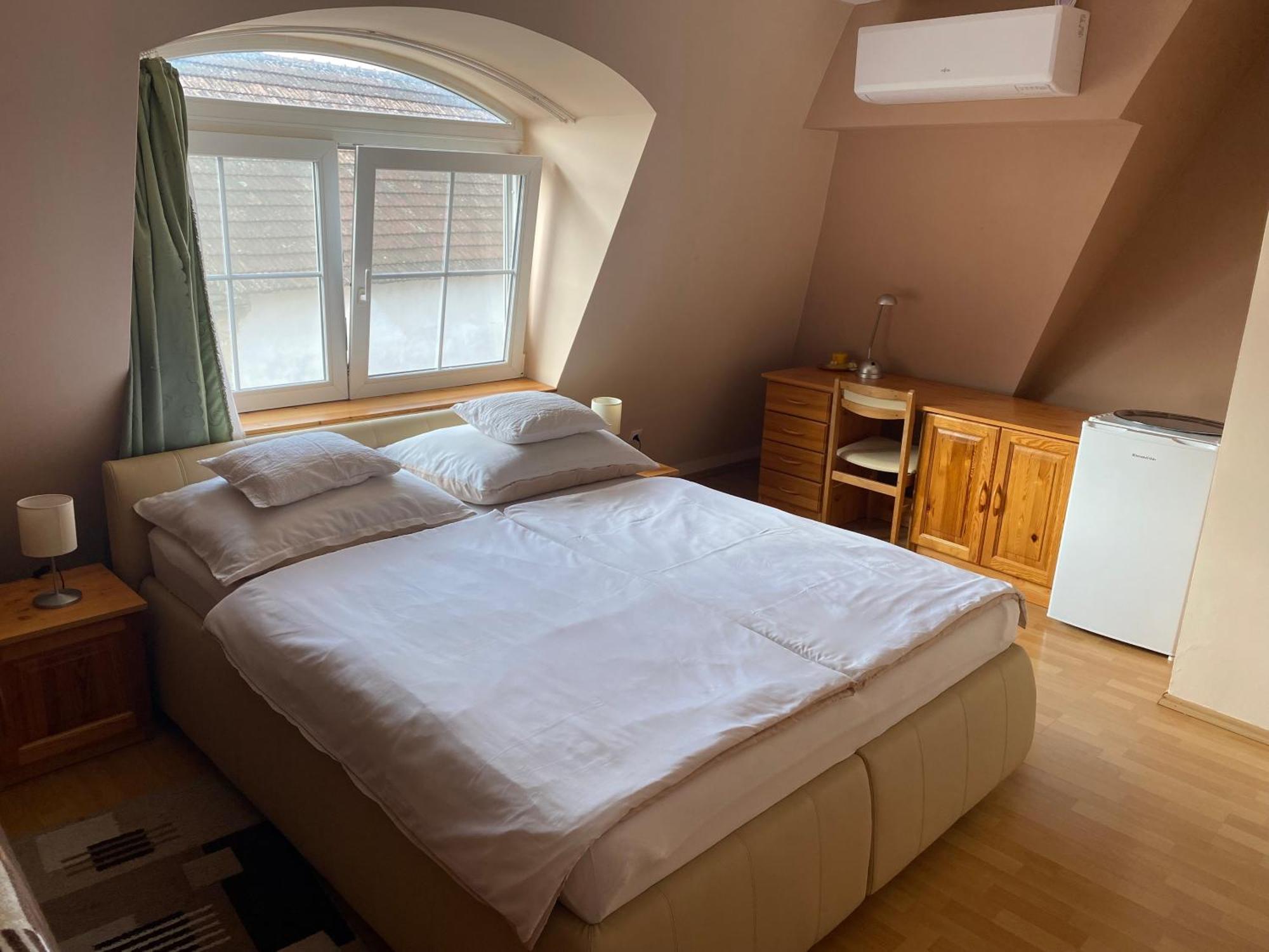 Ambrozia Guesthouse นาชคานีจา ภายนอก รูปภาพ
