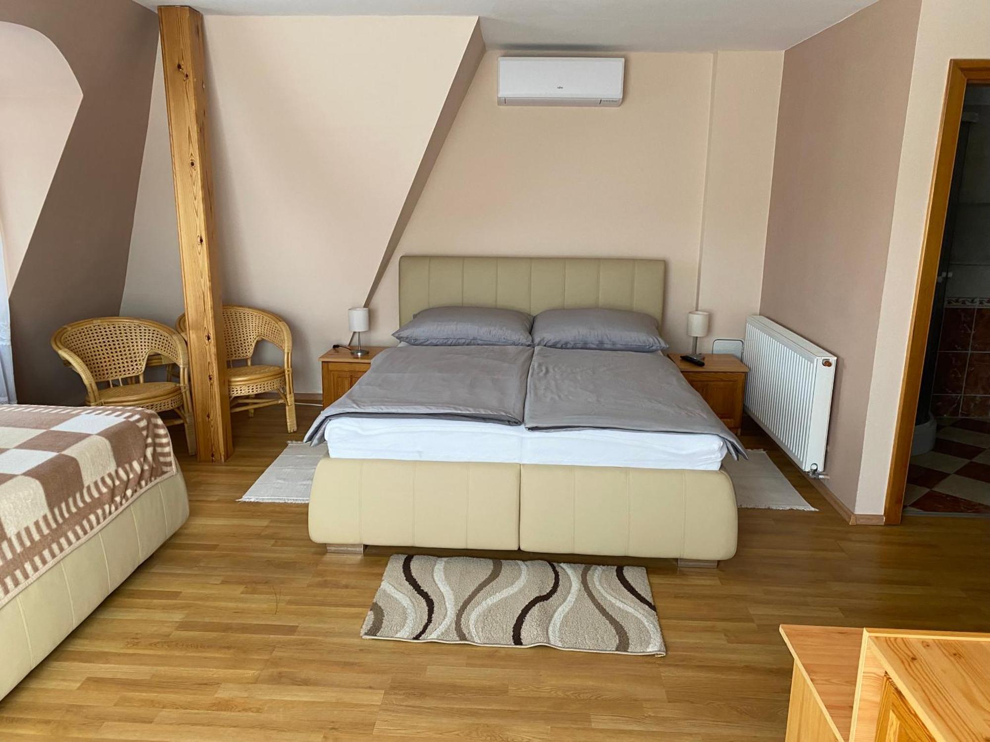 Ambrozia Guesthouse นาชคานีจา ภายนอก รูปภาพ