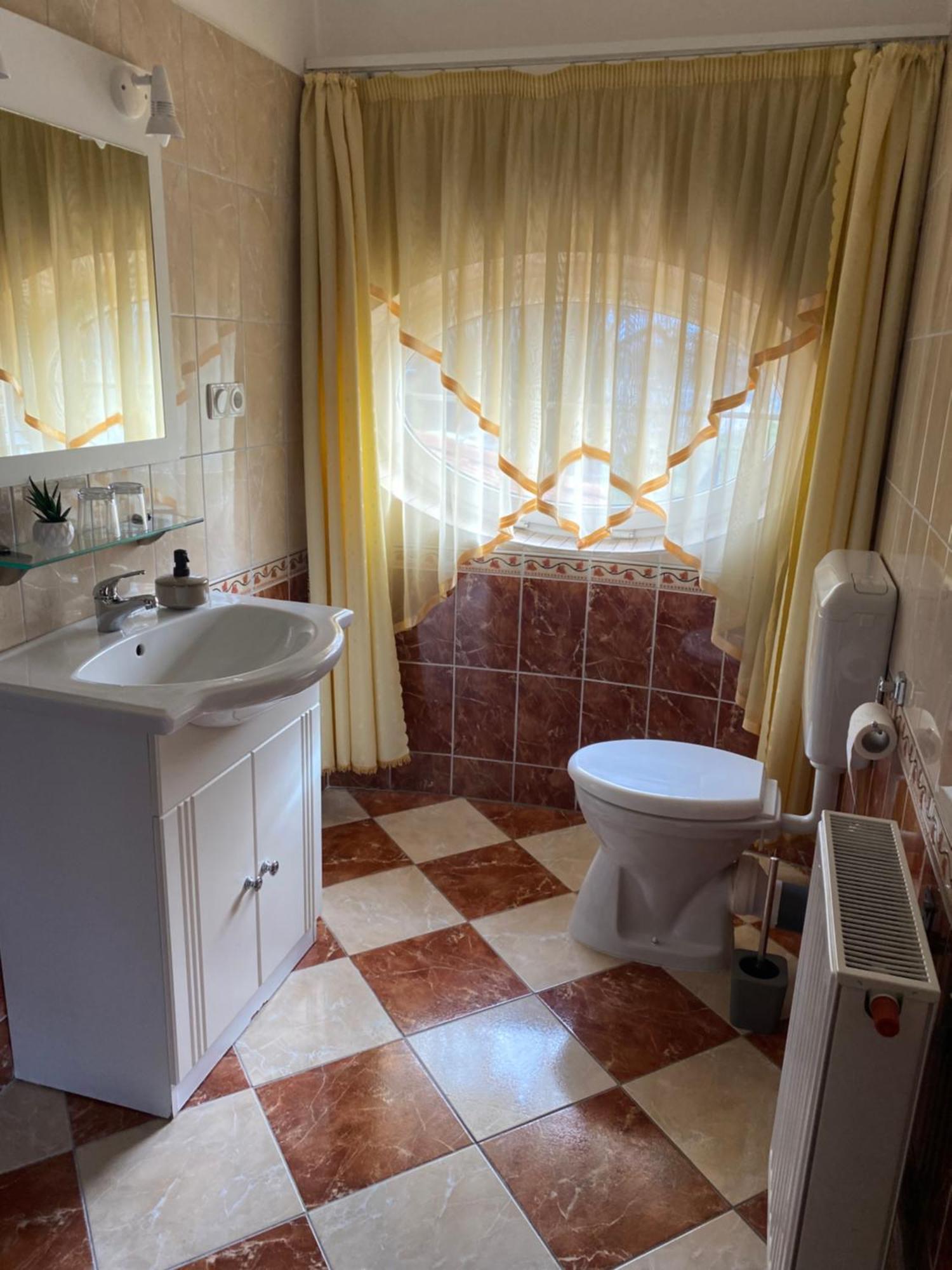 Ambrozia Guesthouse นาชคานีจา ภายนอก รูปภาพ