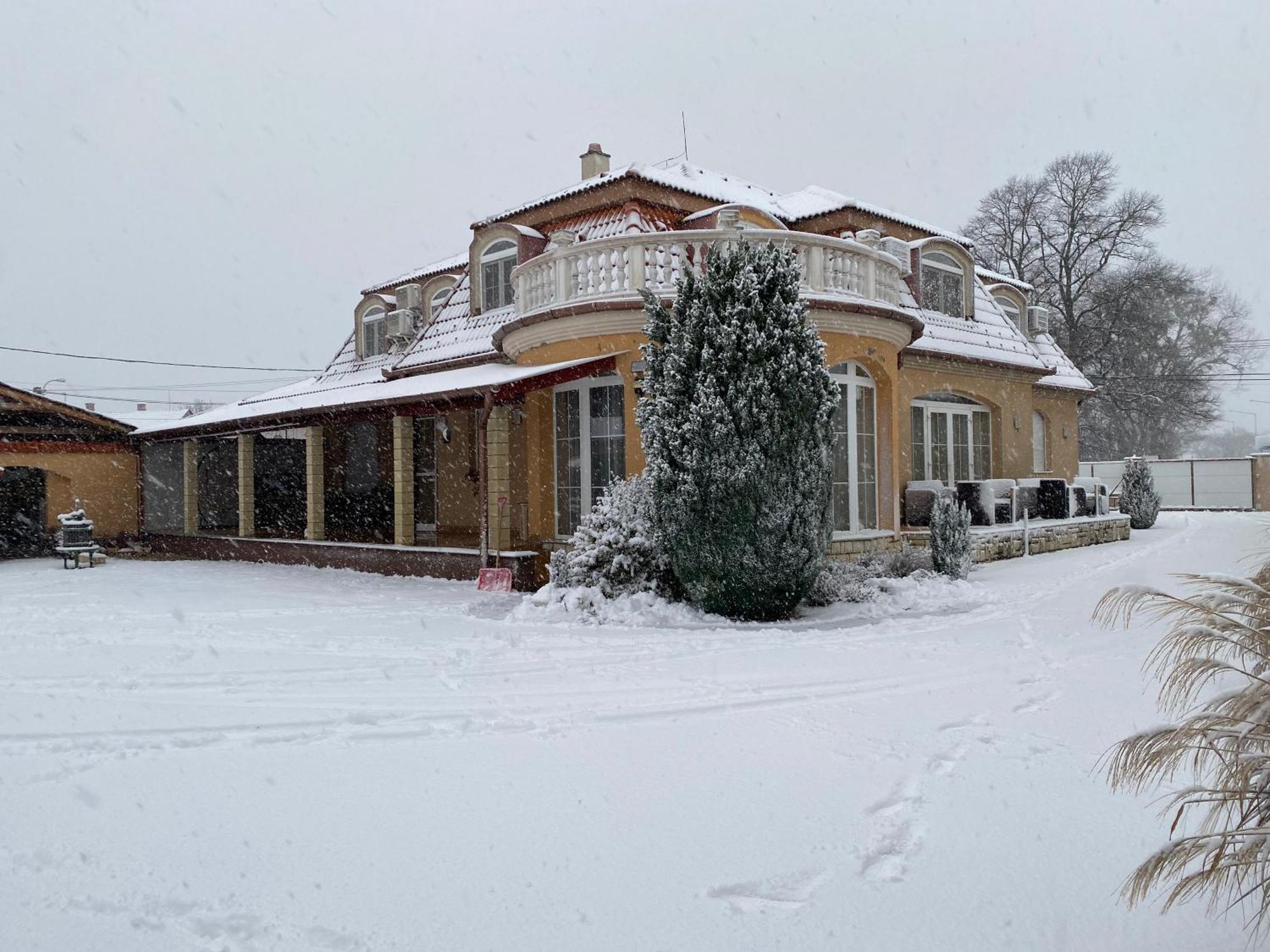 Ambrozia Guesthouse นาชคานีจา ภายนอก รูปภาพ