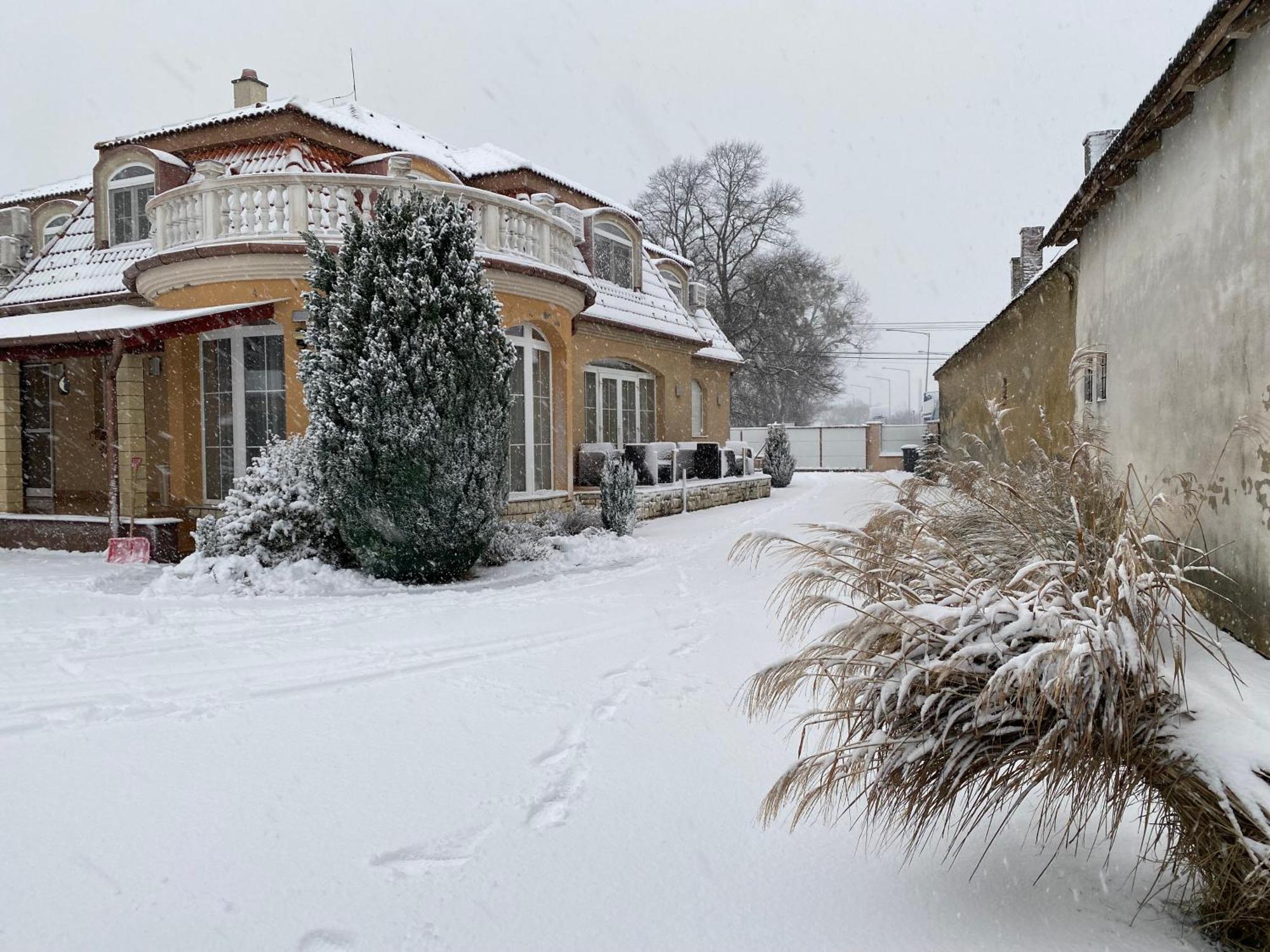 Ambrozia Guesthouse นาชคานีจา ภายนอก รูปภาพ