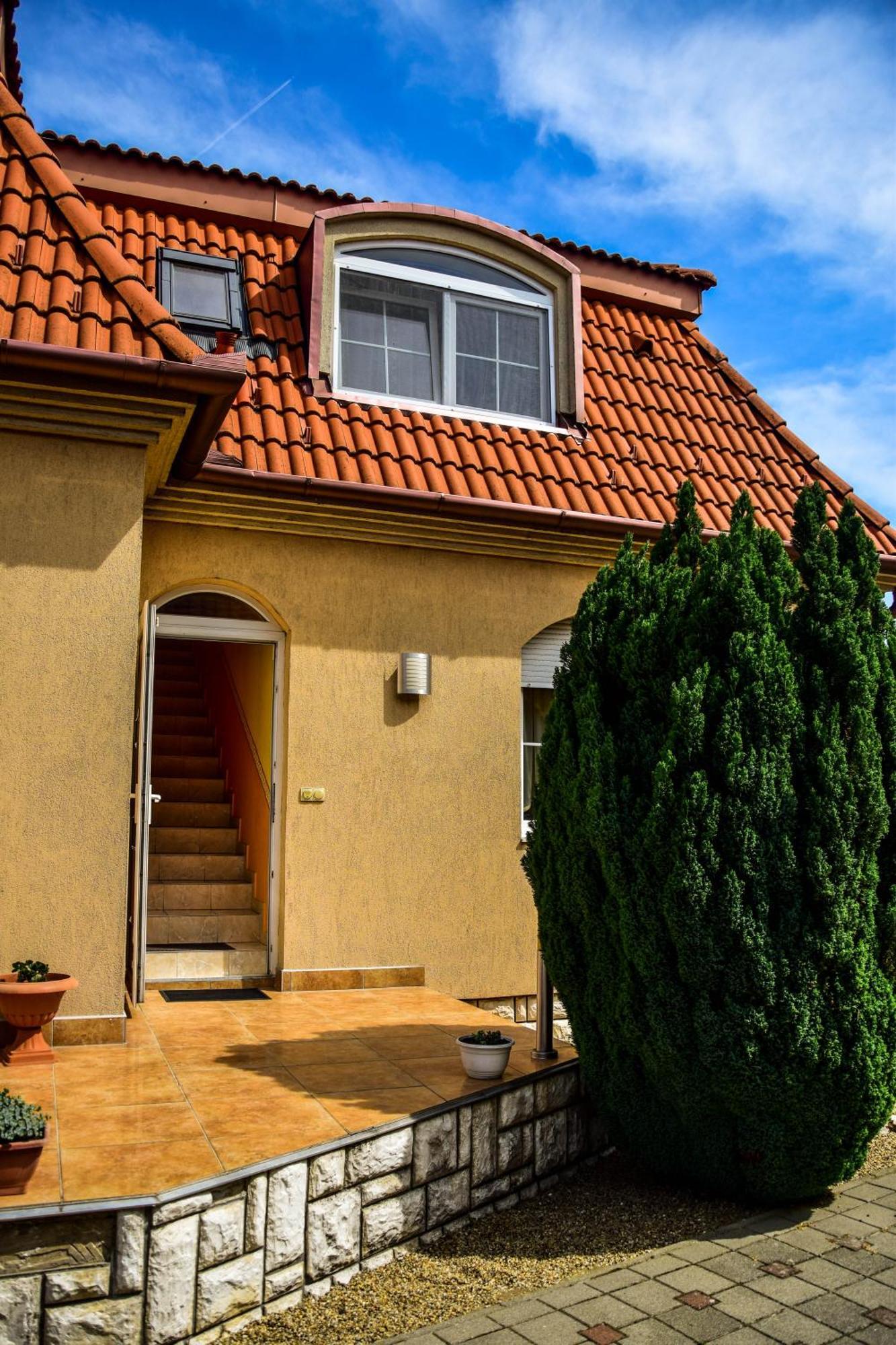 Ambrozia Guesthouse นาชคานีจา ภายนอก รูปภาพ