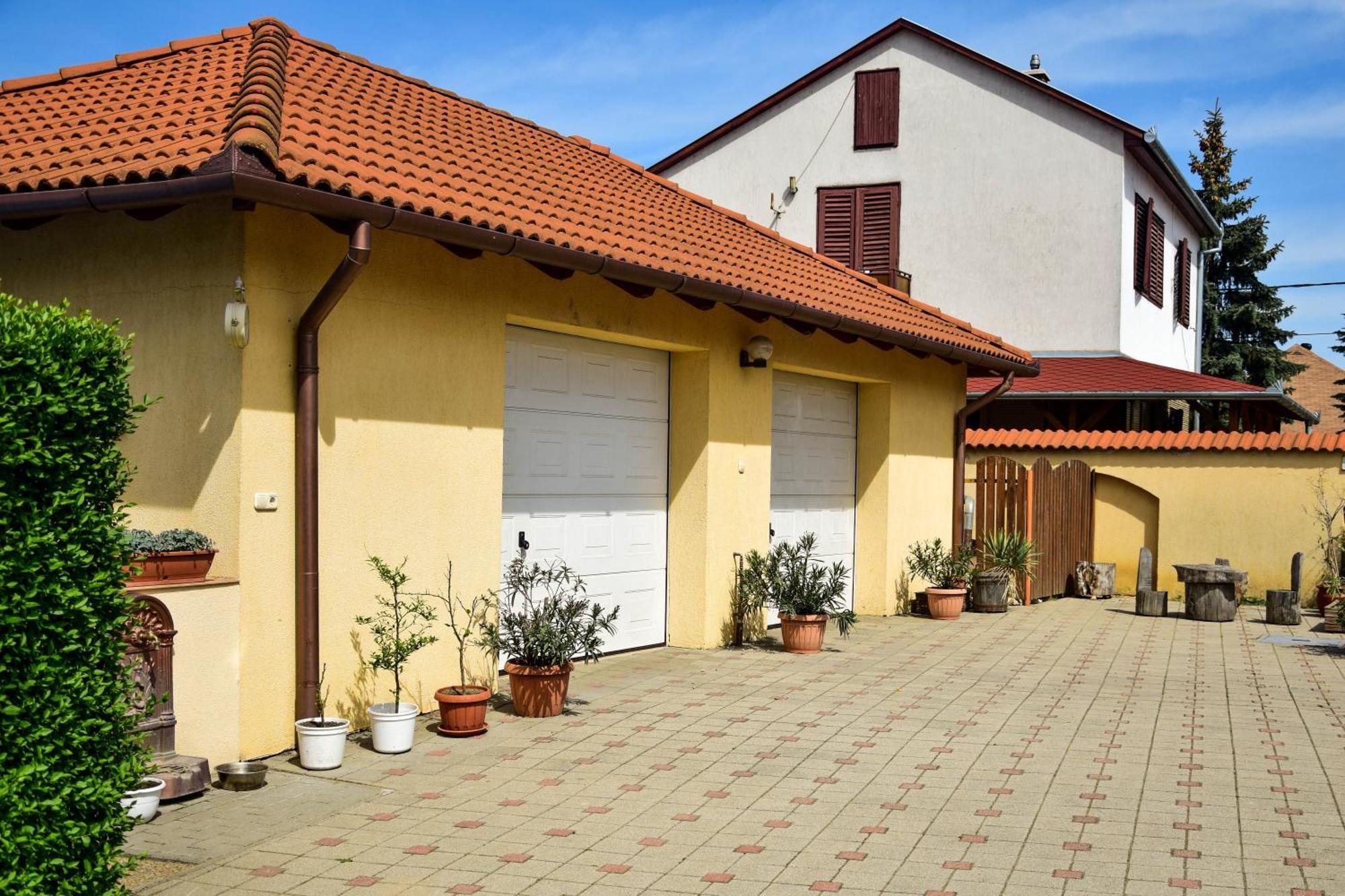 Ambrozia Guesthouse นาชคานีจา ภายนอก รูปภาพ