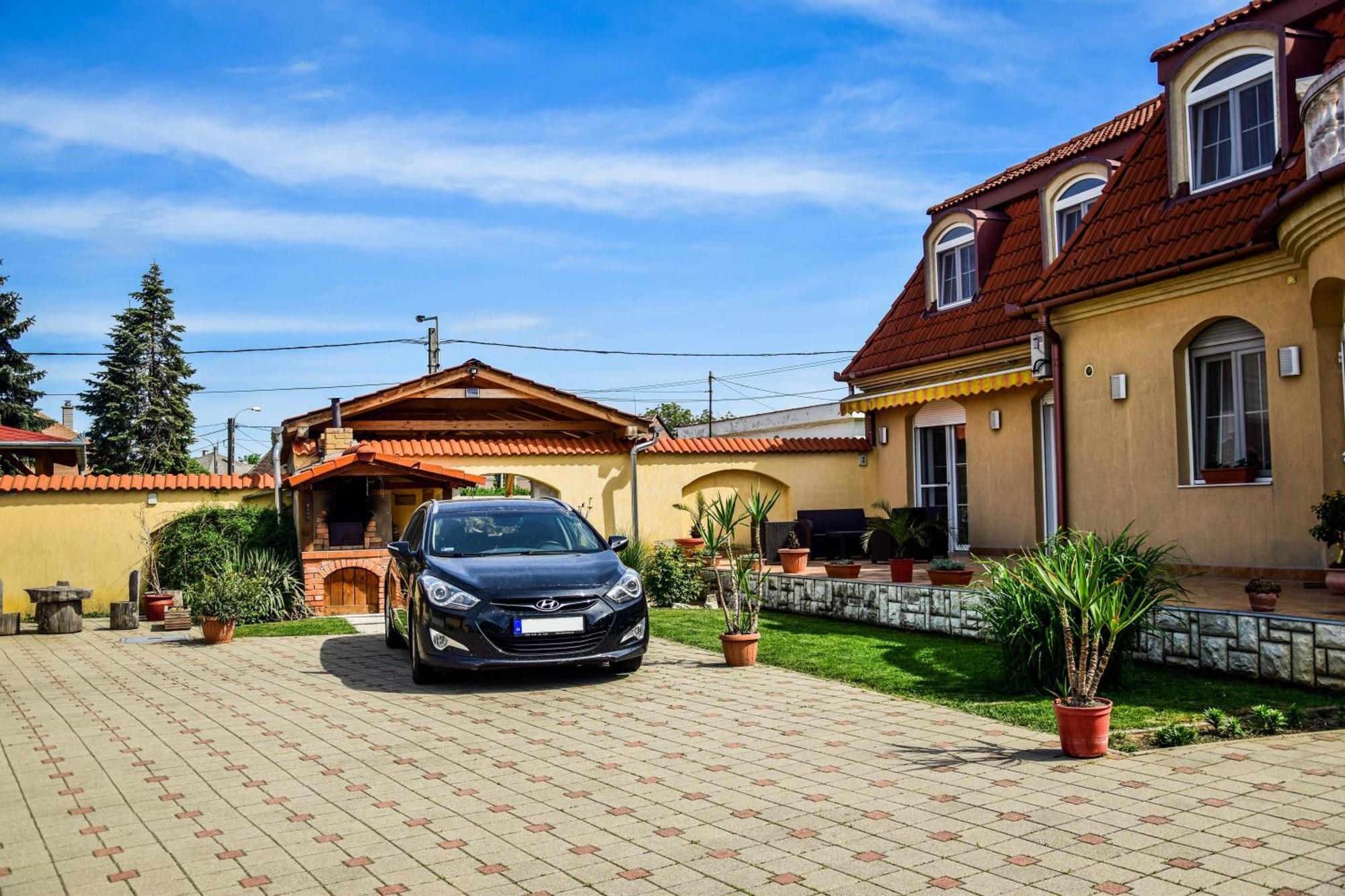 Ambrozia Guesthouse นาชคานีจา ภายนอก รูปภาพ