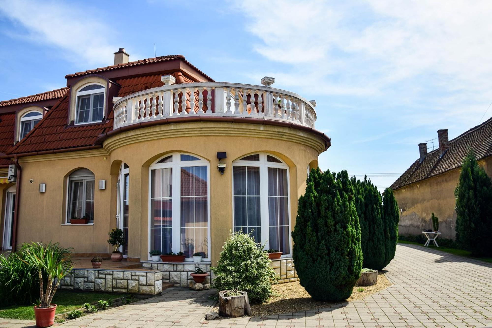 Ambrozia Guesthouse นาชคานีจา ภายนอก รูปภาพ