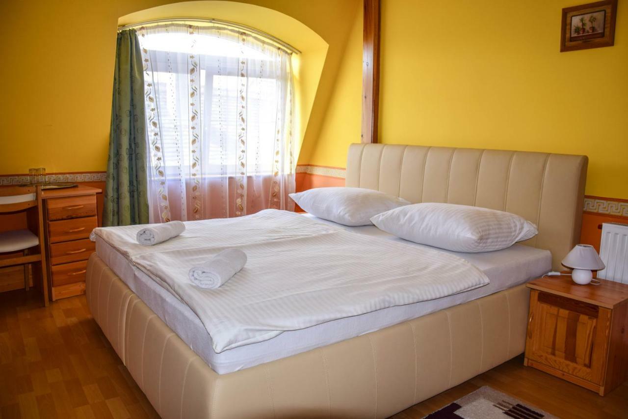 Ambrozia Guesthouse นาชคานีจา ภายนอก รูปภาพ